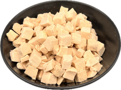 BritTail Freeze-Dried Chicken Bits black bowl detail